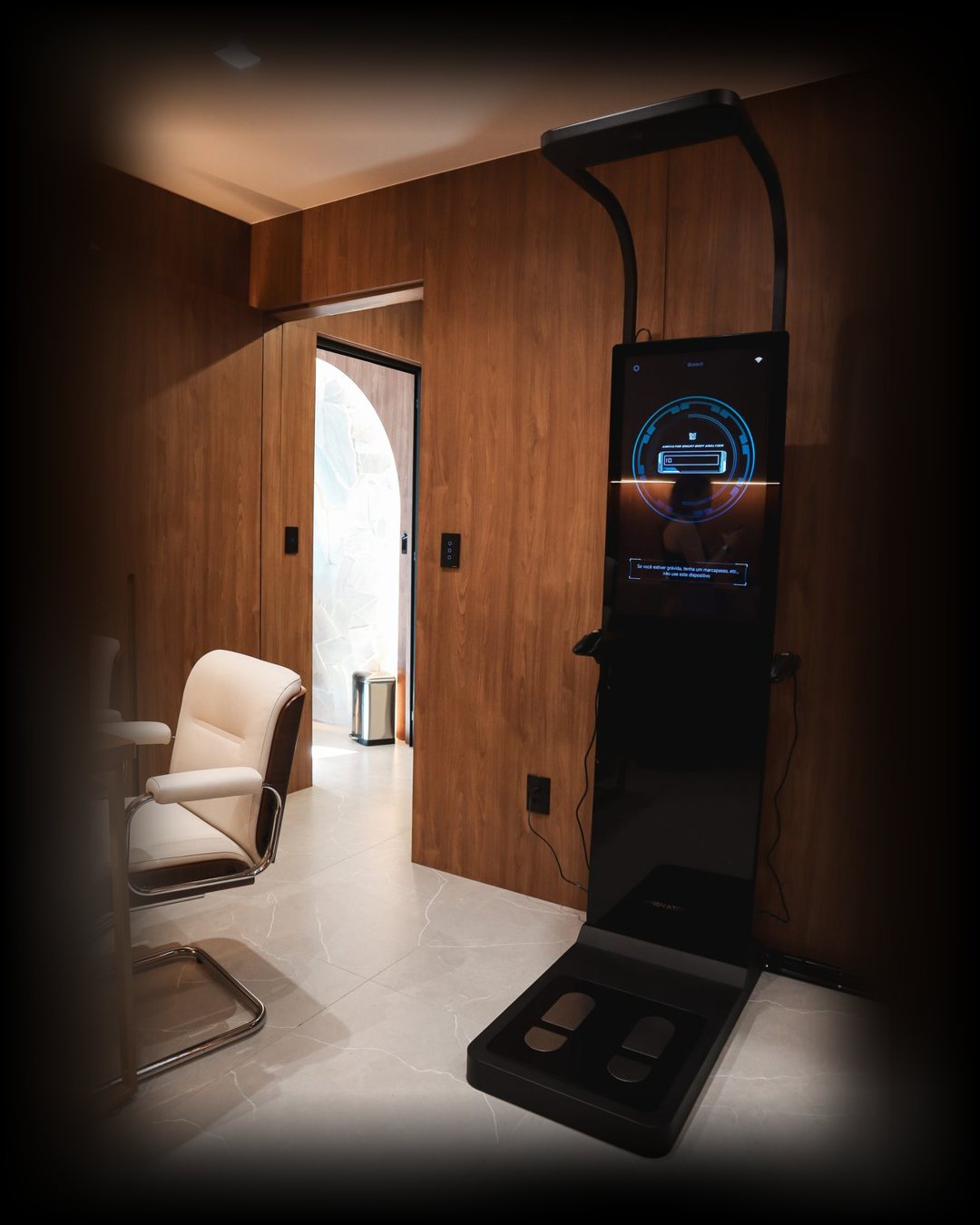 Analisador corporal Anovator A5 no Studio Biotech Wellness — tecnologia BIA multifrequencial com tela touch de 32 polegadas
