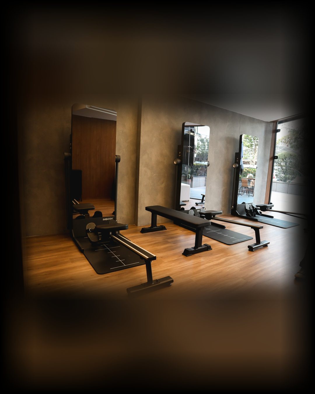 IMBODY POWER S no Studio Biotech Wellness — espelho de treinamento inteligente com banco e cabos de resistência