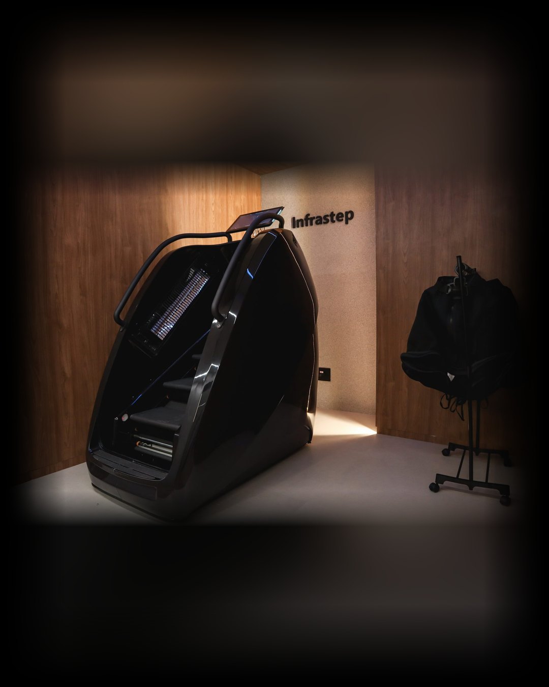 INFRASTEP no Studio Biotech Wellness — simulador de escada com cápsula infravermelha em sala privativa